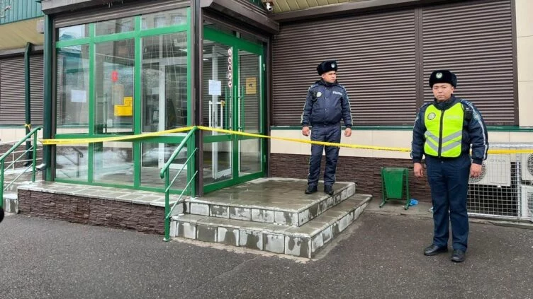 В Павлодаре пробили стену отделения банка - изображение 1