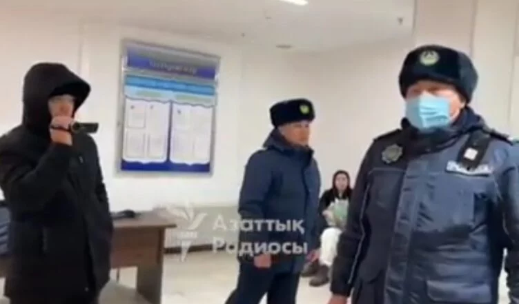 Изображение 1 для Активисты «Алға, Қазақстан!» подали 25-ю заявку в Минюст на регистрацию партии. В министерство прибыла полиция