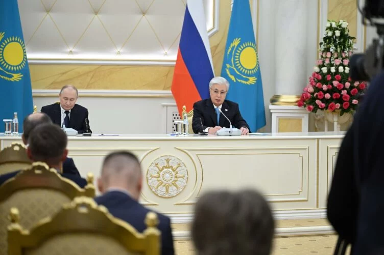 Токаев и Путин провели брифинг для представителей СМИ - изображение 1