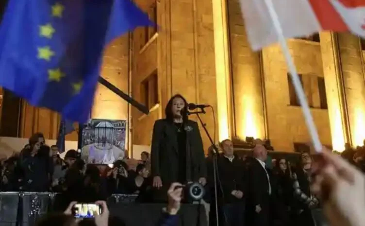 Изображение 1 для В Грузии начались протесты против отказа от переговоров с ЕС