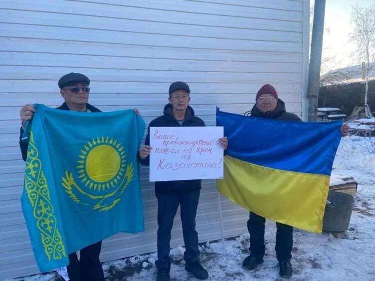 Изображение 1 для Кокшетауских активистов оштрафовали за выход с плакатом против приезда Путина