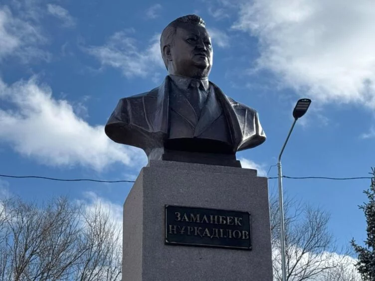 В Кегене открыт бюст в честь Заманбека Нуркадилова - изображение 1