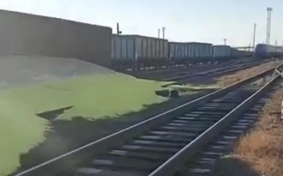 В Атырауской области четыре вагона сошли с рельсов, рассыпалась сера - изображение 1