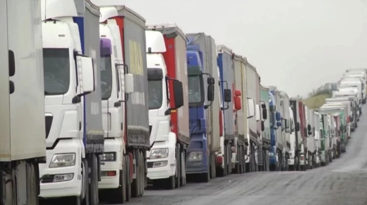 На многокилометровые очереди на госгранице в ЗКО снова жалуются водители фур - изображение 1