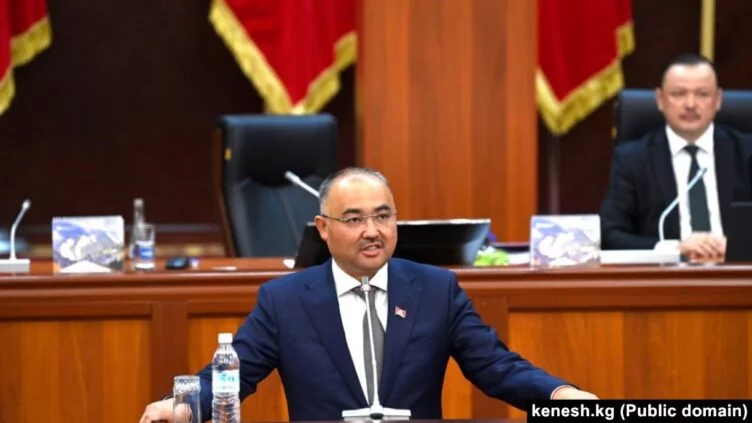 «Отбирают права и места у мужчин». Спикер парламента Кыргызстана возмутился наличием квот для женщин на выборах - изображение 1