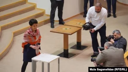 В Грузии проходят выборы президента. Оппозиция их бойкотирует - изображение 1