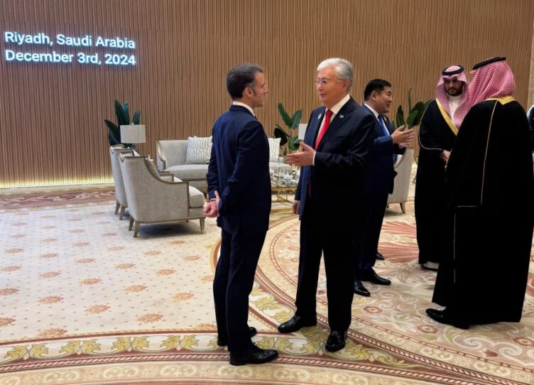 Глава государства провел встречу с Президентом Франции Эмманюэлем Макроном - изображение 1