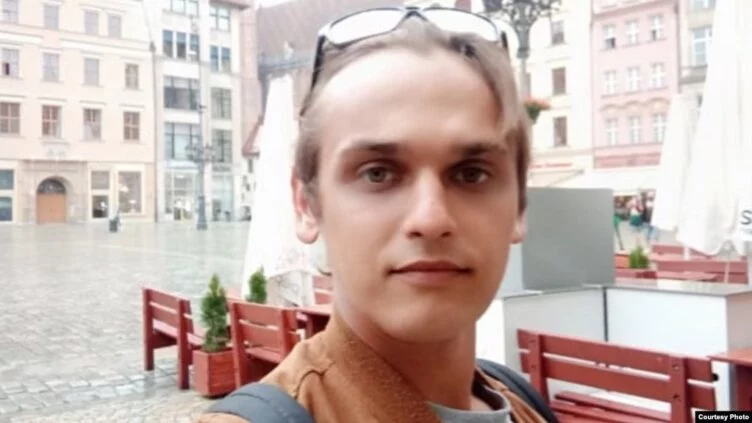 Беженец из России приковал себя у посольства в Варшаве - изображение 1