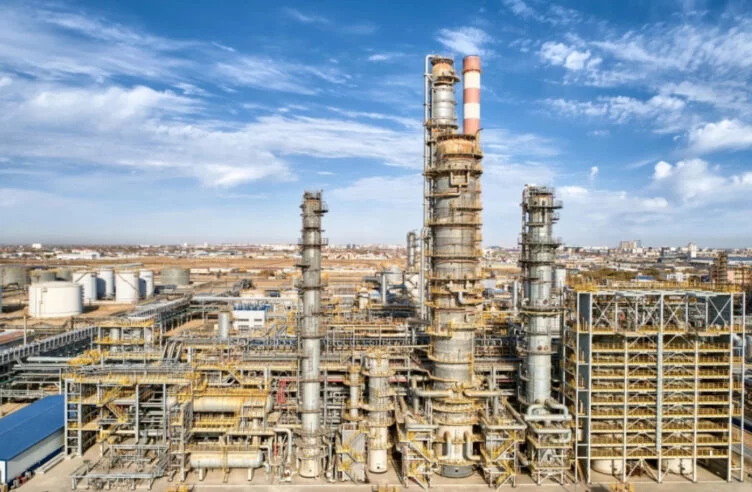 АНПЗ сообщил об утечке бензина в резервуарном парке - изображение 1