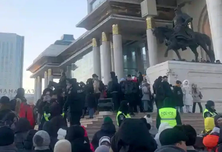 В Монголии тысячи митингующих требуют отставки правительства - изображение 1