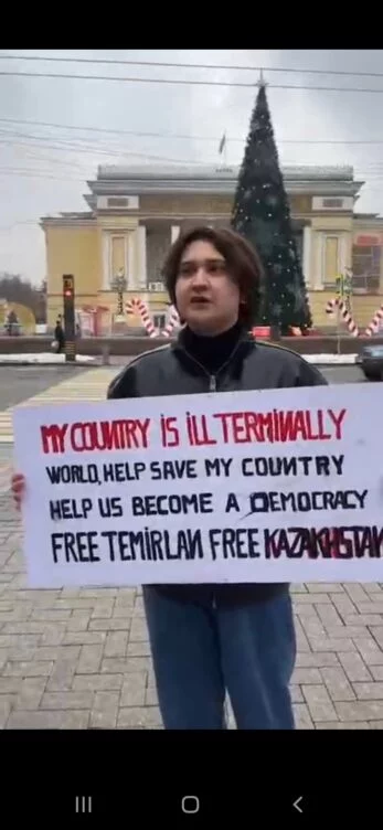 В Алматы журналист устроил одиночный пикет в поддержку Темирлана Енсебека - изображение 1