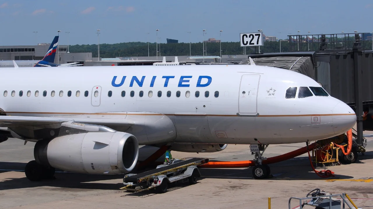 Ещё один авиаинцидент в США: пассажиры сняли на видео пламя на крыле самолёта United Airlines - изображение 1