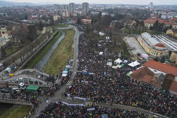 Изображение 1 для В Сербии прошли массовые митинги противников и сторонников власти