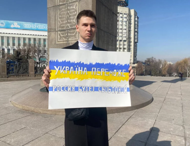 Суд в Алматы оштрафовал россиянина Тимофея Морозова за пикет в поддержку Украины - изображение 1