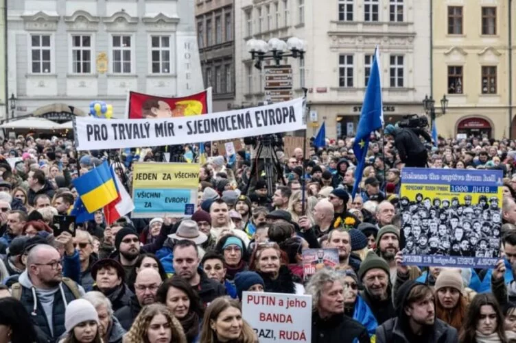 В европейских странах прошли демонстрации по случаю третьей годовщины войны в Украине - изображение 1