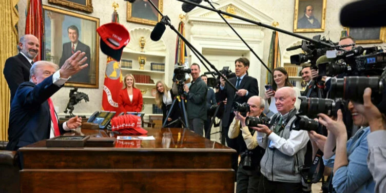 Крупнейшие мировые СМИ требуют открытого доступа прессы в Белый дом - изображение 1