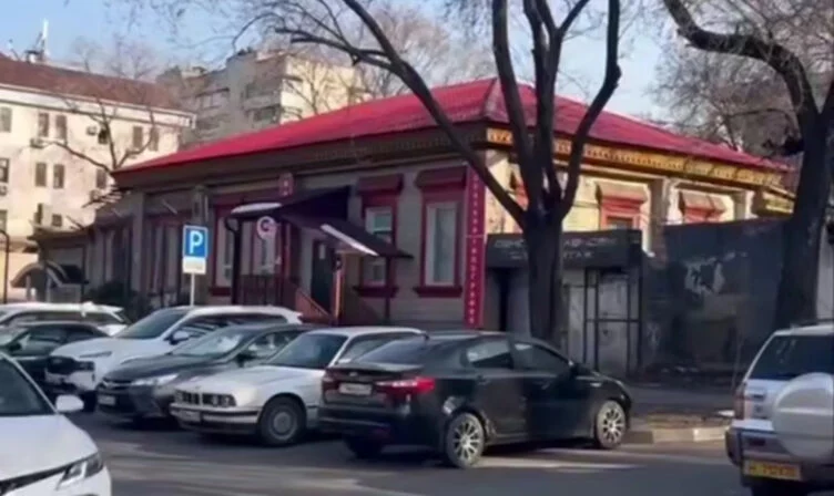 Изображение 1 для В Алматы сносят дом купца Габдулвалиева