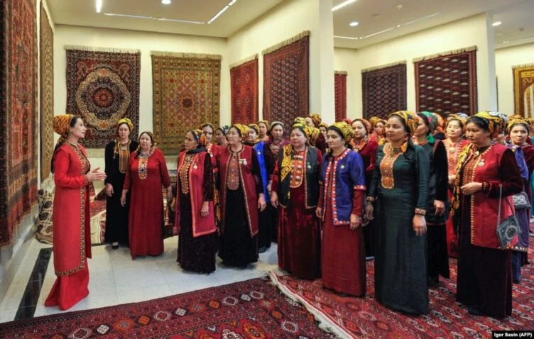 Изображение 1 для В Туркменистане вновь ужесточили дресс-код для женщин