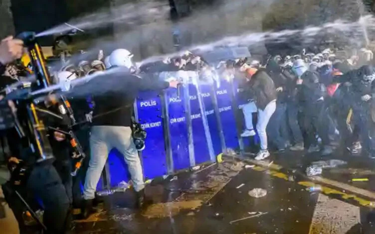 Изображение 1 для Протесты в Турции: казахстанцев просят воздержаться от посещения мест скопления людей