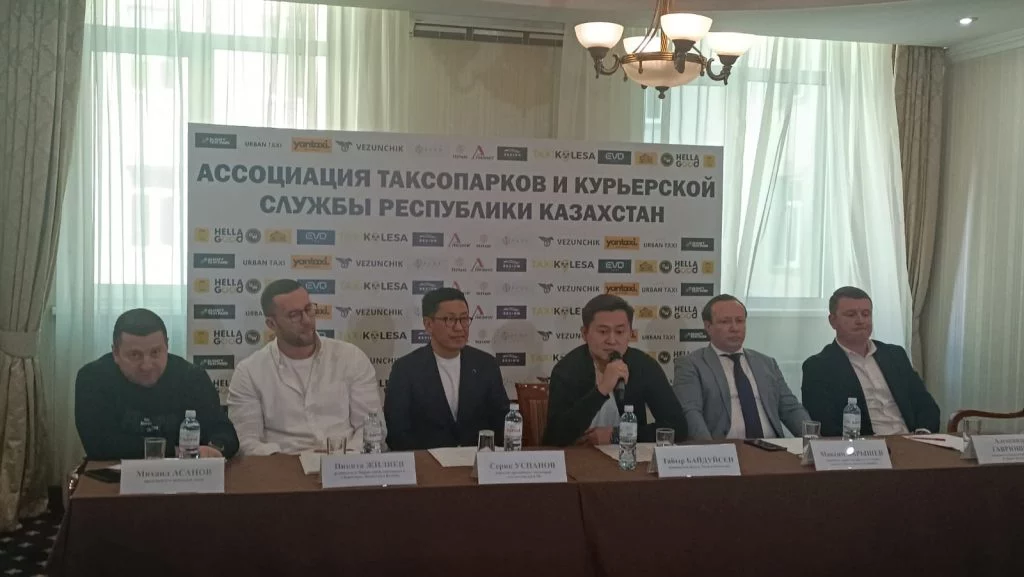 Изображение 1 для Таксопарки призывают правительство к переговорам