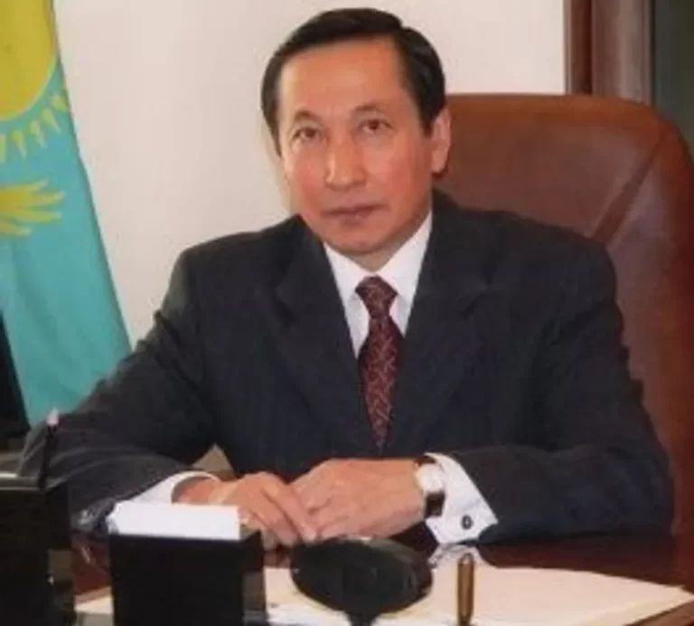 Токаев наградил ветерана дипслужбы Тлеухана Кабдрахманова орденом «Достық» - изображение 1