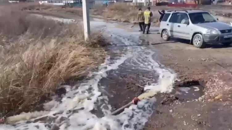 10 млн литров воды откачали спасатели в Макинске - изображение 1