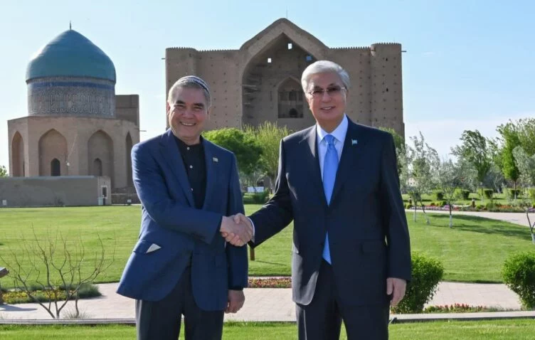 Изображение 1 для Касым-Жомарт Токаев и Гурбангулы Бердымухамедов посетили мавзолей Ходжи Ахмеда Ясави