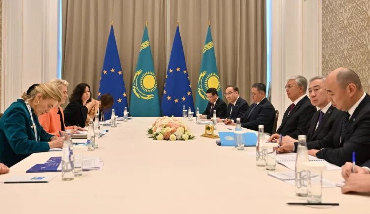 Токаев и фон дер Ляйен договорились о дальнейшем сотрудничестве Казахстана с ЕС  - изображение 1