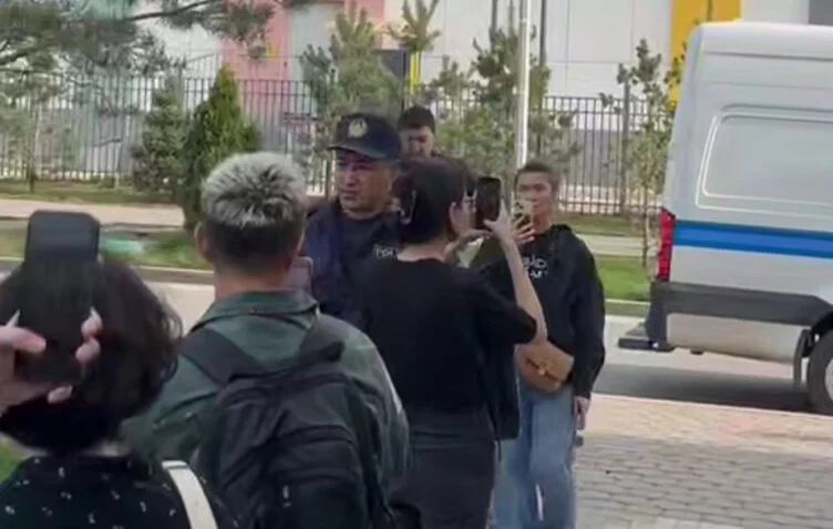 Изображение 1 для Полиция разъяснила причину задержания активистов в суде по делу Енсебека