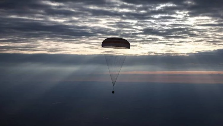 Изображение 1 для Корабль «Союз МС-26» с российскими космонавтами и астронавтом NASA сел в Казахстане