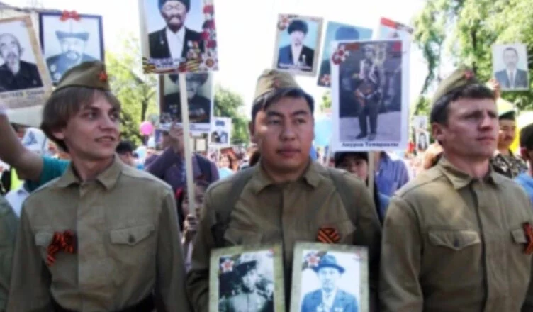 Изображение 1 для "Бессмертный полк" под запретом в Казахстане: чиновники грозят штрафами и арестами за "несанкционированные" шествия