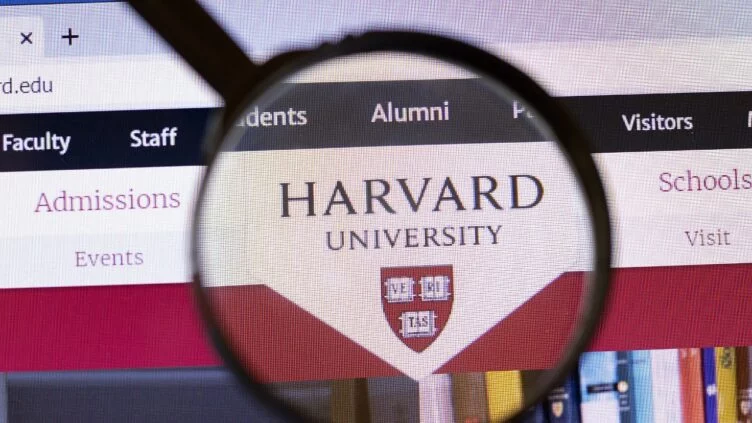 Изображение 1 для Преподаватели Гарварда подали в суд на администрацию Трампа