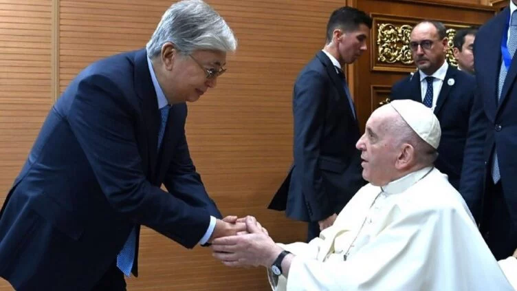 Изображение 1 для Токаев выразил соболезнования в связи со смертью Папы Римского