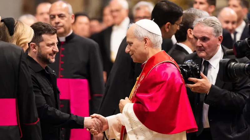 Изображение 1 для Зеленский и Папа Римский провели встречу в Ватикане