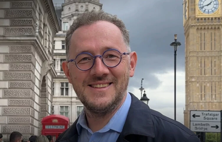 Изображение 1 для Стендап Владимира Раевского в Алматы отменили: историк сослался на «безопасность других людей»