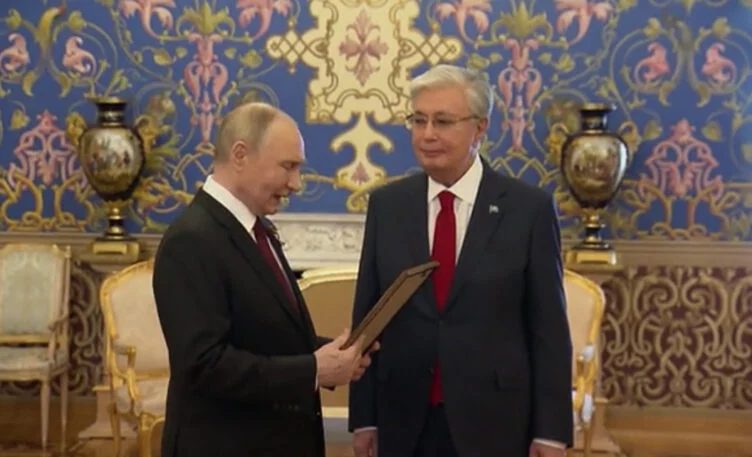 Путин передал Токаеву наградной лист его отца - изображение 1