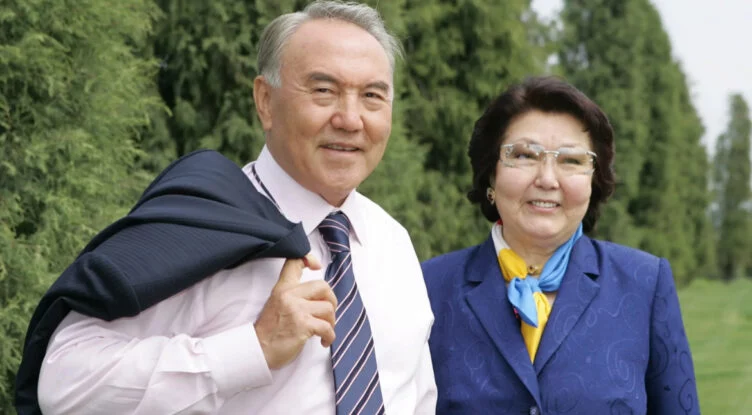 Изображение 1 для Сара Назарбаева жива, ее периодически посещает Нурсултан Назарбаев - источники