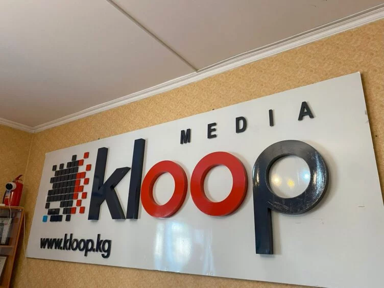 Силовики пришли поздно вечером с обыском в офис Kloop в Бишкеке - изображение 1