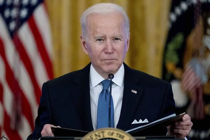 Президент США Джо Байден заявил, что вторая поправка к конституции страны, гарантирующая право граждан владеть огнестрельным оружием, не является абсолютом и необходимо ужесточить контроль за его оборотом, сообщает Exclusive.kz со ссылкой на РИА Новости. - изображение 1