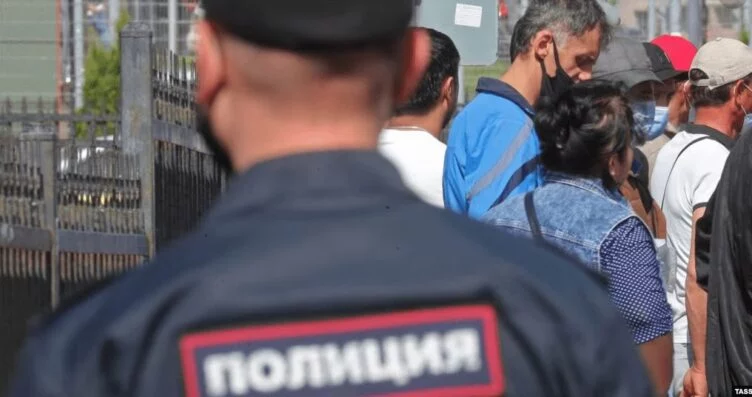 В Красноярске на рынках задержали 520 мигрантов. Тем, у кого было гражданство России, выдали повестки в военкомат - изображение 1