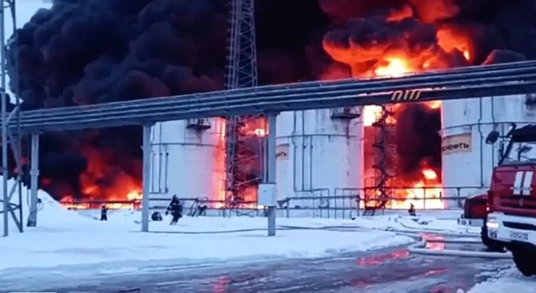 В Калуге после атаки украинских дронов произошёл пожар на НПЗ - изображение 1