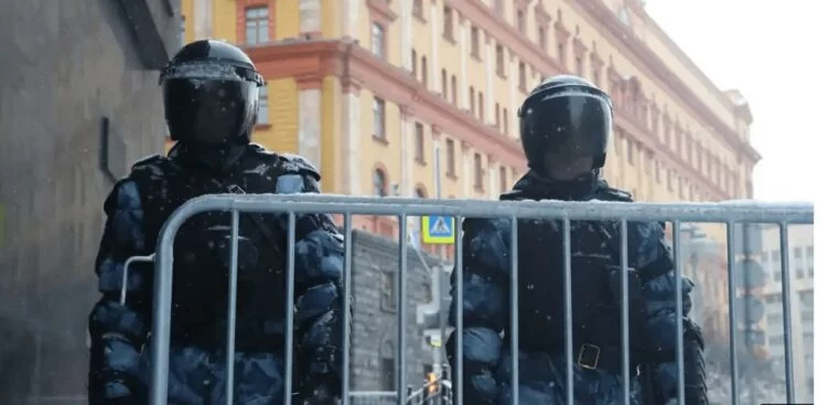 В нескольких городах России в публичных местах взорвалась пиротехника - изображение 1