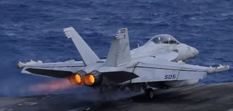 Военные США по ошибке сбили над Красным морем свой истребитель - изображение 1