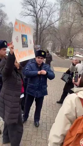 Казахстанскую журналистку Асем Жапишеву задержали за одиночный пикет в поддержку автора Qaznews24 - изображение 1