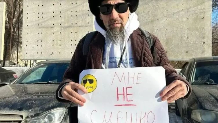 Незрячий активист вышел на пикет в Актобе в поддержку Темирлана Енсебека - изображение 1