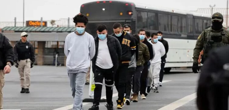 Трамп распорядился подготовить базу Гуантанамо для размещения 30 тысяч мигрантов - изображение 1