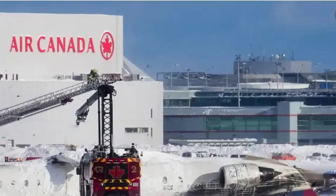 В аэропорту Торонто при посадке перевернулся лайнер - изображение 1