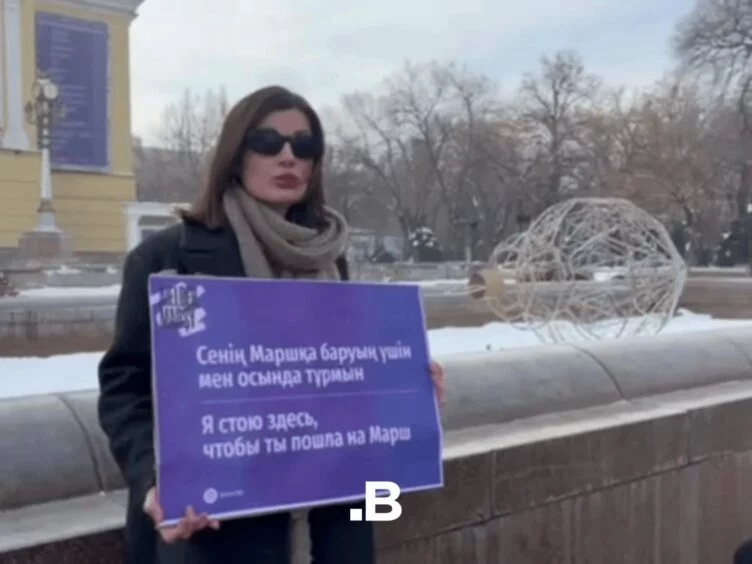 Фемктивистка Фонова вновь вышла с одиночным пикетом из-за отказов акимата Алматы на проведение женского марша - изображение 1