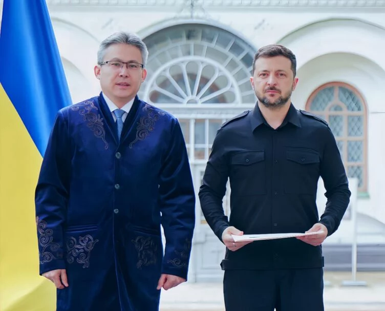 Посол Казахстана вручил верительные грамоты Владимиру Зеленскому - изображение 1