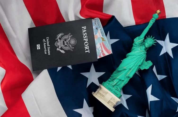 В прошлом году гражданство США получило рекордное за 10 лет число россиян - изображение 1